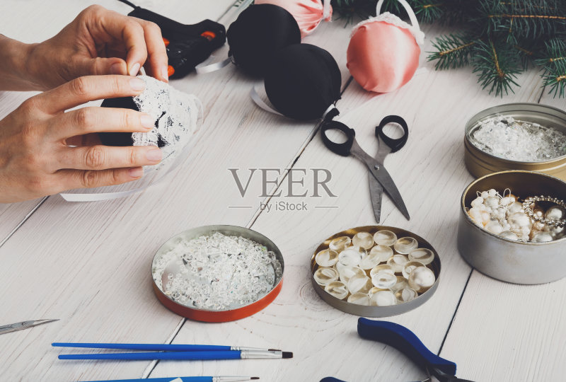 有创意的diy工艺爱好。手工圣诞装饰，球正版图片素材