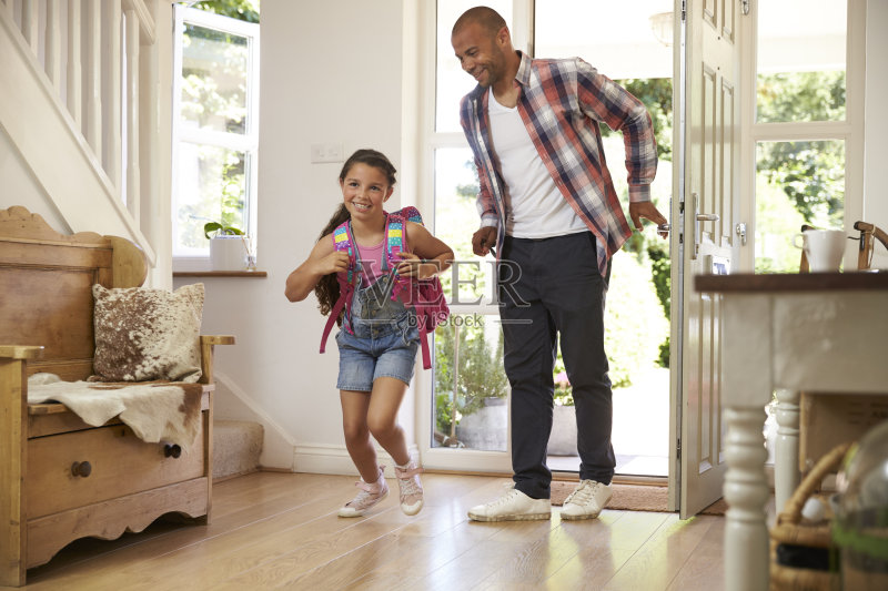 兴奋的女孩和妈妈从学校回家正版图片素材