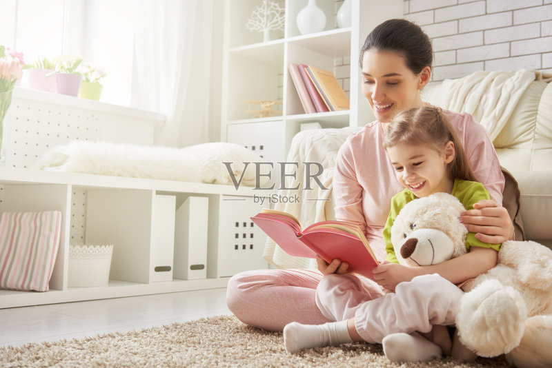 母亲读给女儿听正版图片素材