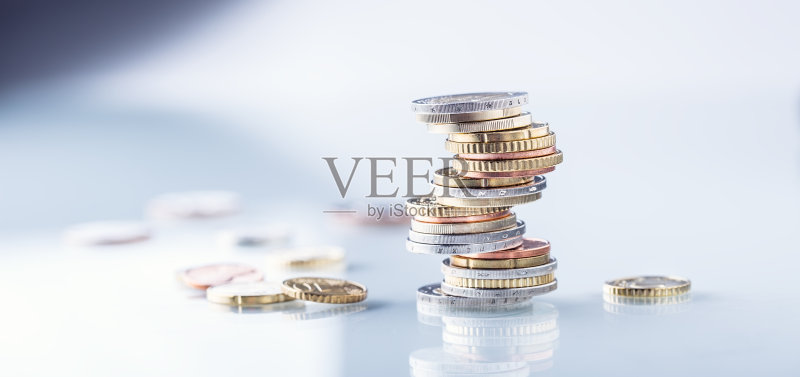 欧元硬币。欧元的钱。欧元货币。硬币以不同的位置堆叠在一起。钱的概念正版图片素材