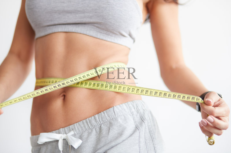 身材苗条的女孩穿着白色的衣服正版图片素材
