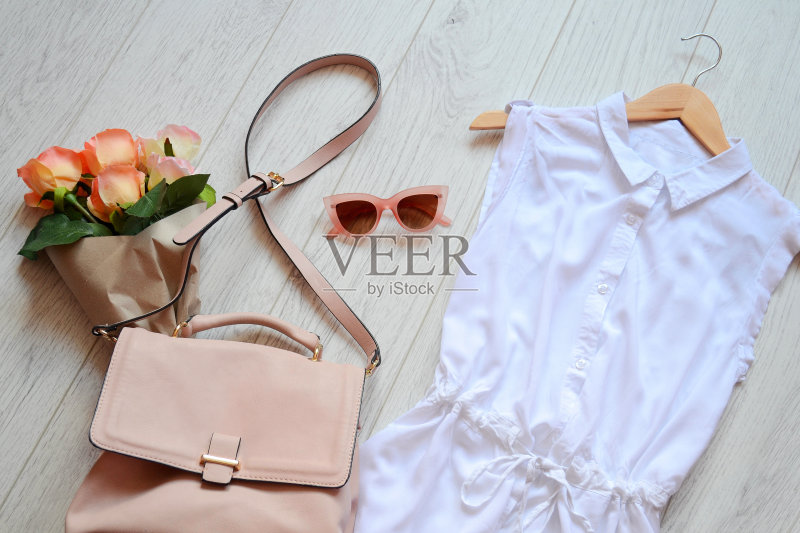 时尚的概念，衣柜女孩。衣服、包和眼镜。从上面的观点正版图片素材