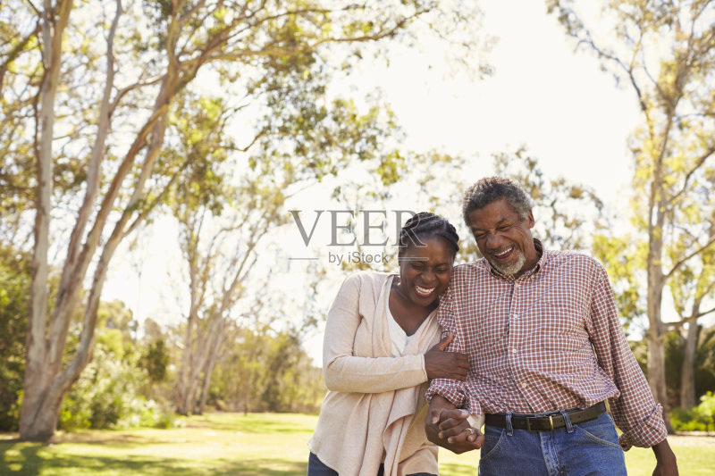一对成年夫妇一起在公园散步的户外照片正版图片素材