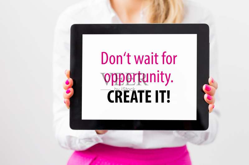 在平板电脑上显示励志名言的女人正版图片素材