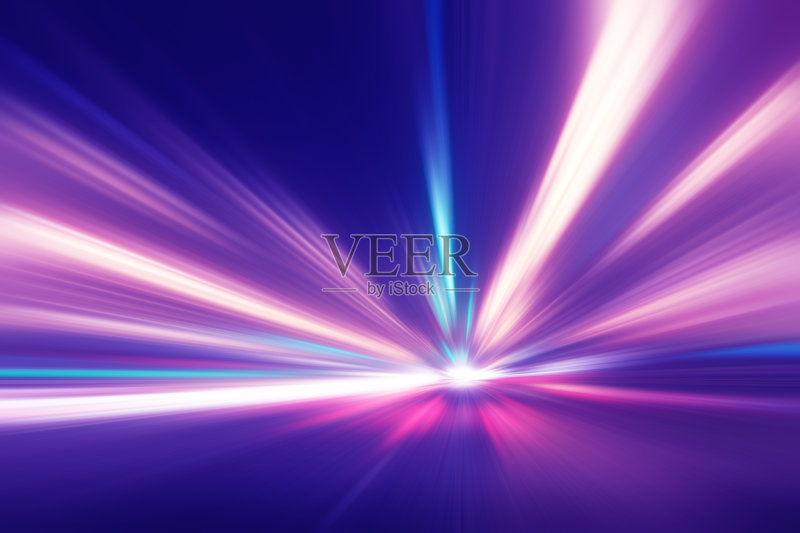 运动模糊了道路上的交通灯的图像。正版图片素材