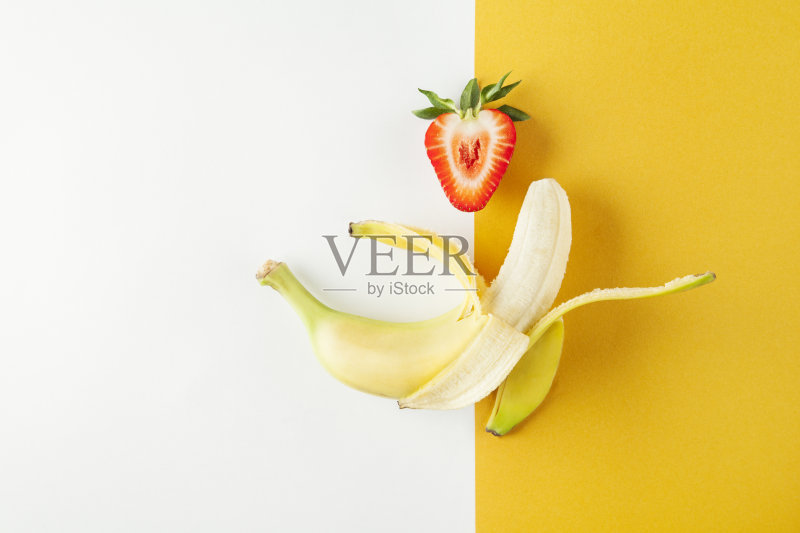 草莓香蕉黄白色的背景，果实夏天正版图片素材