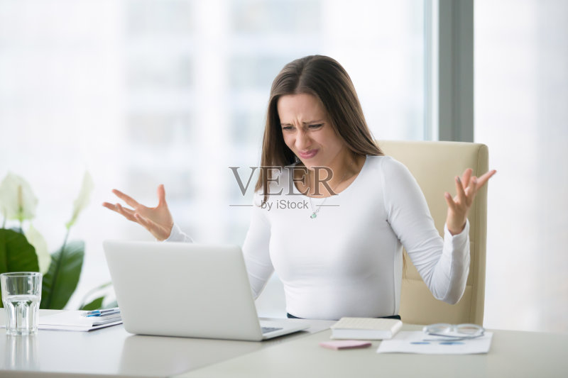 年轻的女商人震惊正版图片素材