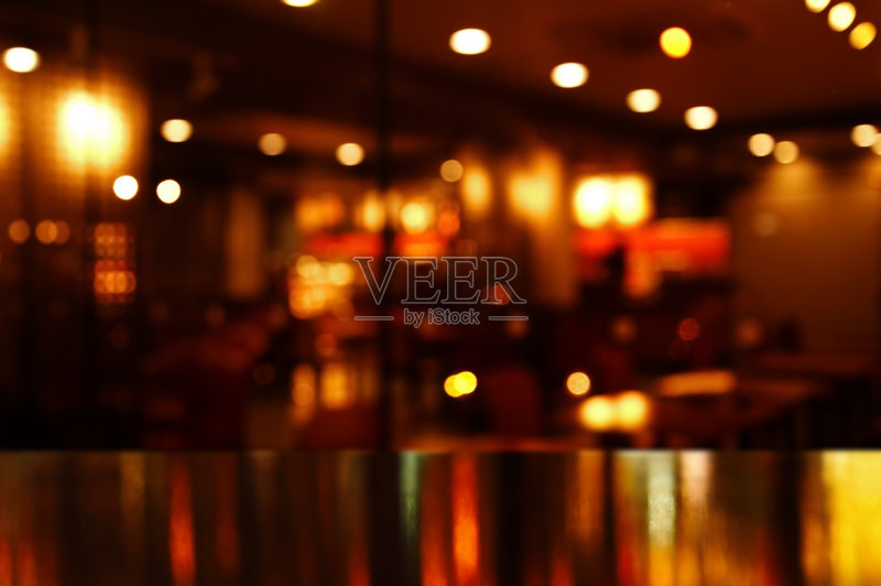 晚上在酒吧和酒吧的桌子上反射灯光正版图片素材
