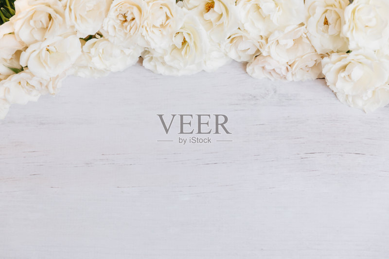 柔软的白色玫瑰框架木质背景正版图片素材