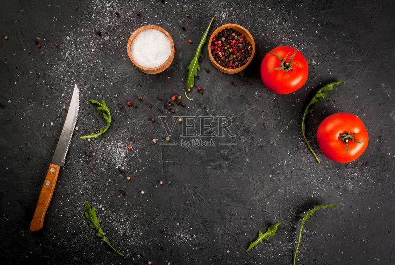 厨房的桌子上有一把刀，香料和香草正版图片素材