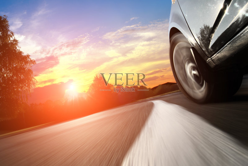 汽车在夜间高速行驶。正版图片素材