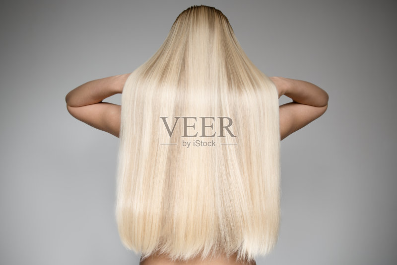 美丽年轻的金发女人长直发。后视图正版图片素材