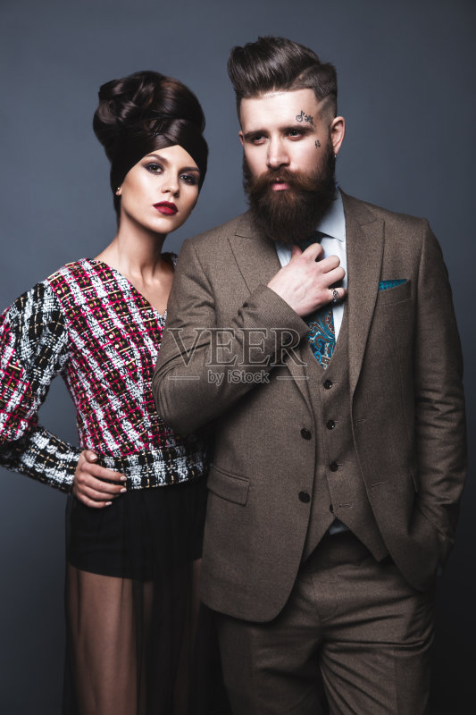 一对夫妇，男人和女人穿着晚礼服在工作室摆姿势正版图片素材