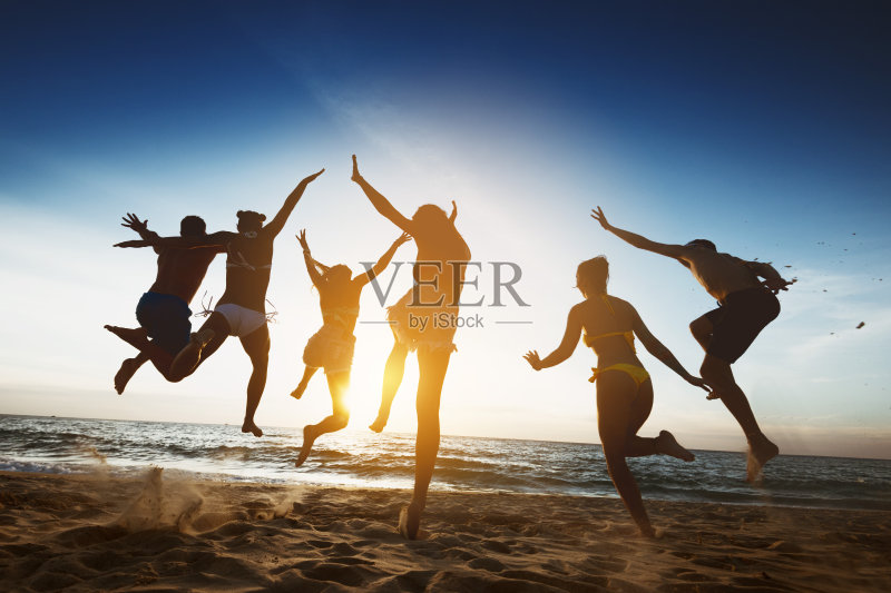 快乐朋友日落跳友谊节日正版图片素材