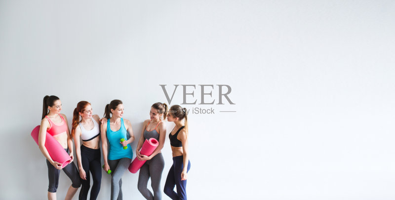 微笑的女人瑜伽/健身课。正版图片素材