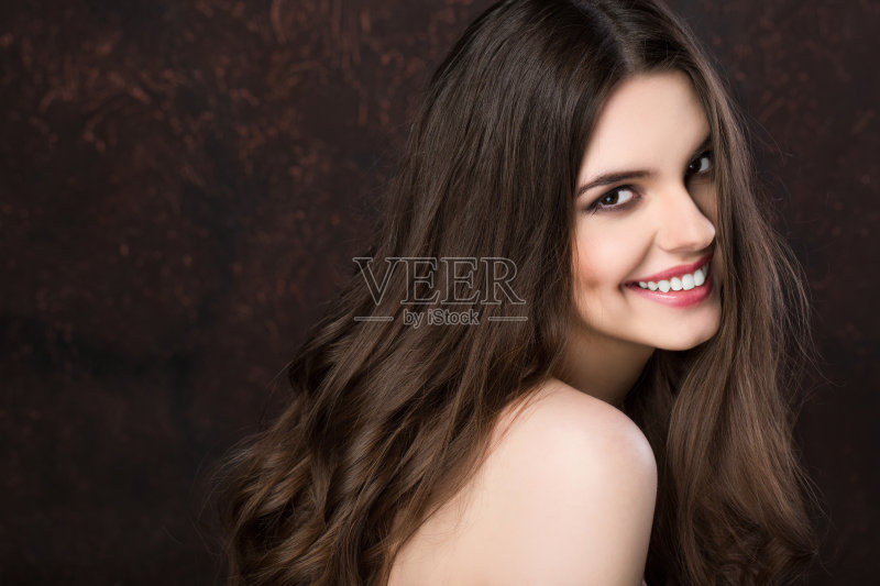 年轻漂亮时尚的女人。黑发女子的画像。正版图片素材