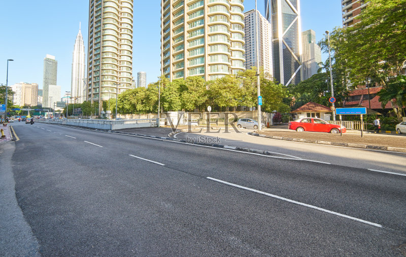 空荡荡的柏油路和现代化的建筑，马来西亚吉隆坡。正版图片素材