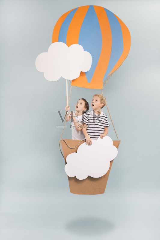 兄弟姐妹在玩diy气球正版图片素材