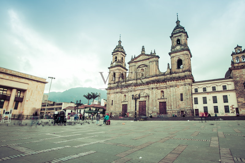 哥伦比亚波哥大的玻利瓦尔广场，主广场上有教堂正版图片素材
