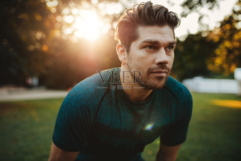 健康的年轻人站在户外公园里正版图片素材