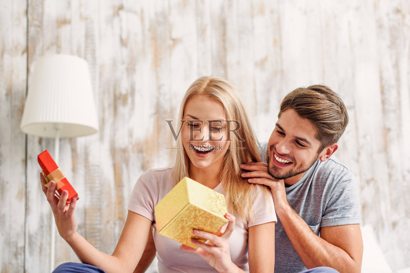 可爱的情侣庆祝结婚纪念日正版图片素材