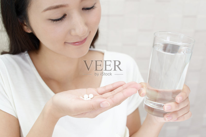 喝补充剂的女人正版图片素材