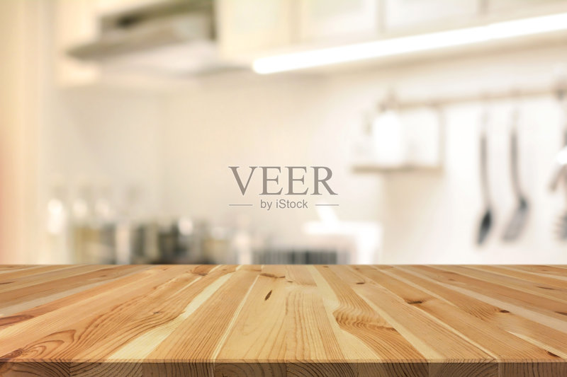 木制桌面(厨房岛)上模糊的厨房内部背景正版图片素材