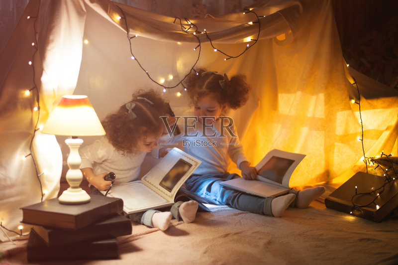 在孩子们的帐篷里阅读和家庭游戏正版图片素材