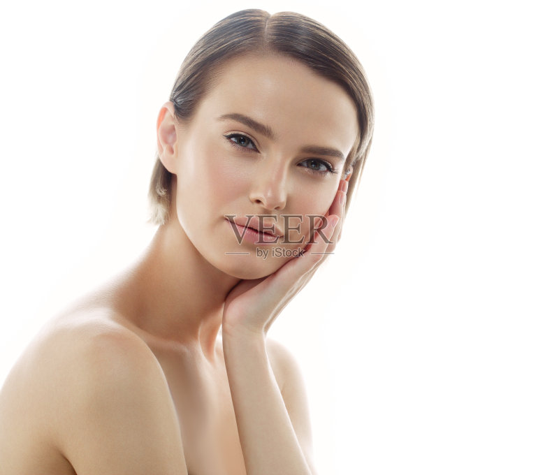 美丽女人的脸与完美的皮肤肖像。孤立在白色的。正版图片素材