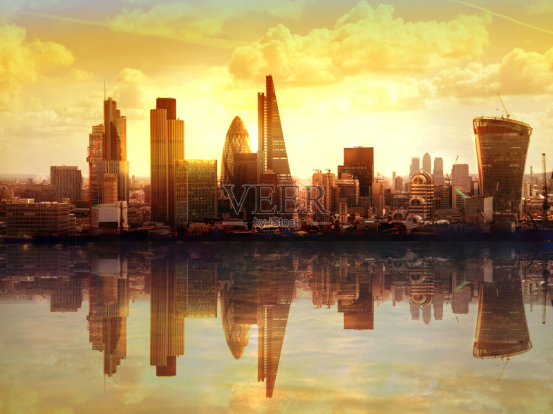 构图:夕阳中的伦敦，泰晤士河中的倒影正版图片素材