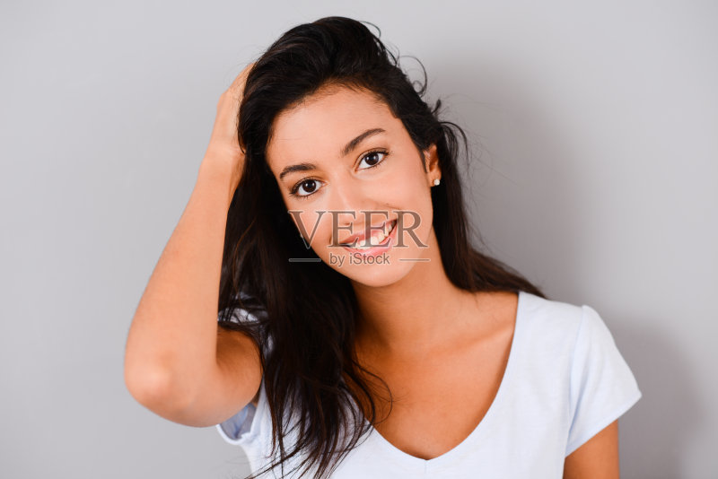 漂亮的快乐年轻黑发女人摄影棚独立拍摄正版图片素材