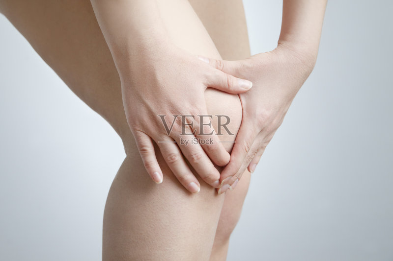 膝盖疼痛的女人正版图片素材