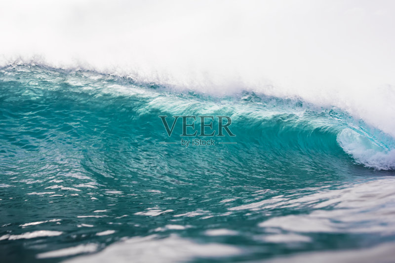 美丽的水晶波在海洋。清澈的波浪和阳光正版图片素材