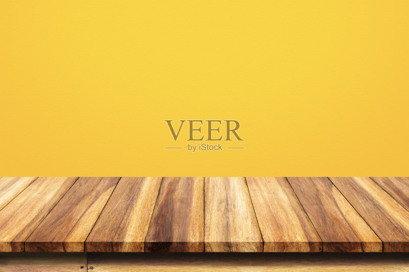 黄色背景木桌空顶。正版插画素材