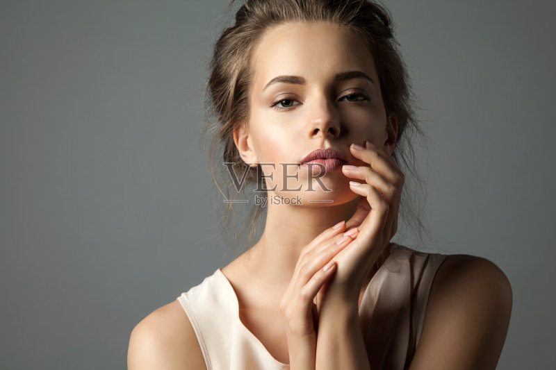 年轻漂亮的女人看着镜头正版图片素材