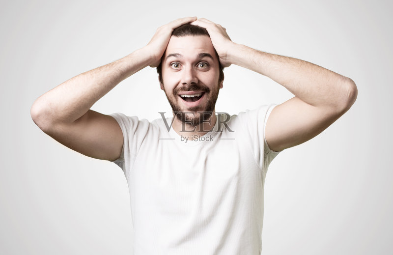 一个年轻漂亮的男人的肖像惊讶正版图片素材