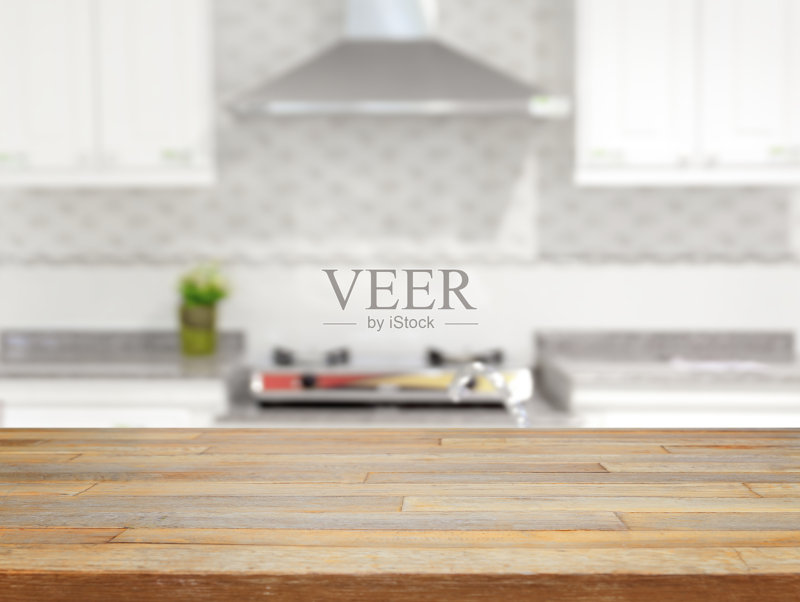 空木桌和模糊的厨房背景正版图片素材