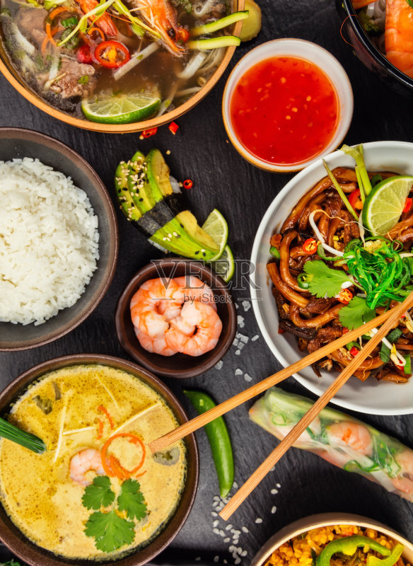 亚洲食物上的黑色石头，俯视图正版图片素材