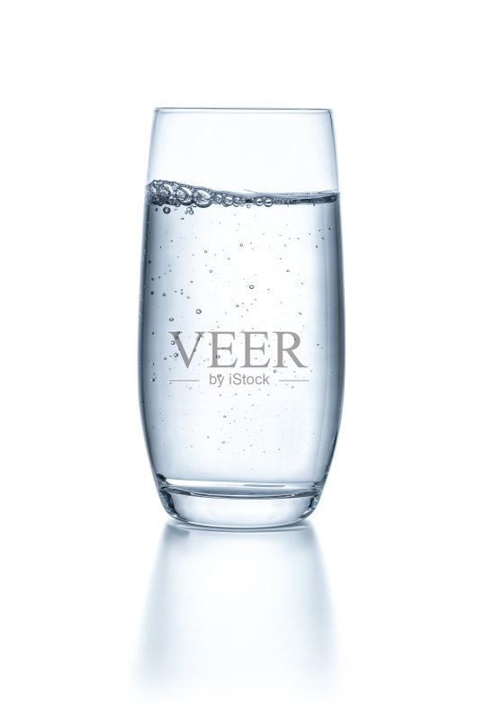 白底上有水的玻璃杯正版图片素材