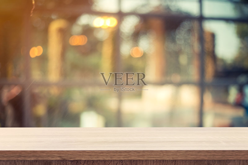 桌子的产品放置或蒙太奇和模糊的咖啡店正版图片素材