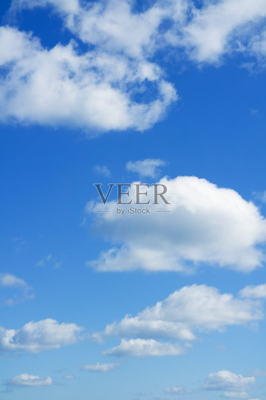 蔚蓝的天空和地平线上的白云。正版图片素材