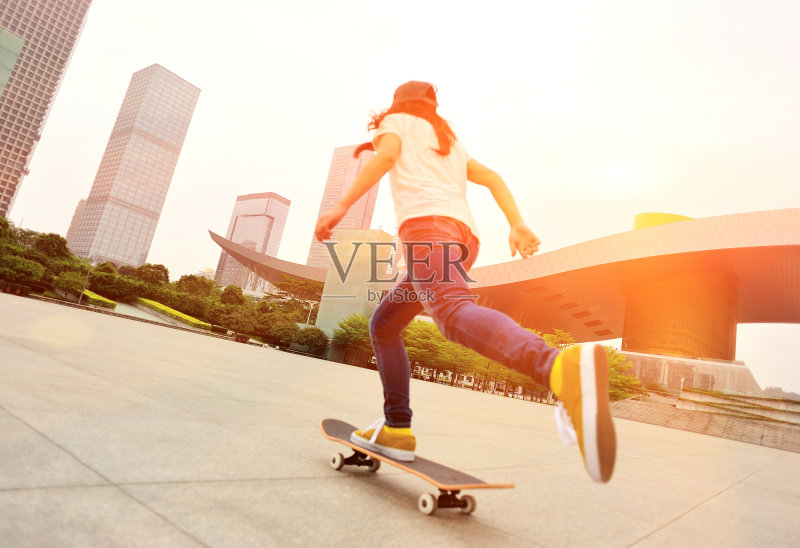 加速滑板的女人正版图片素材