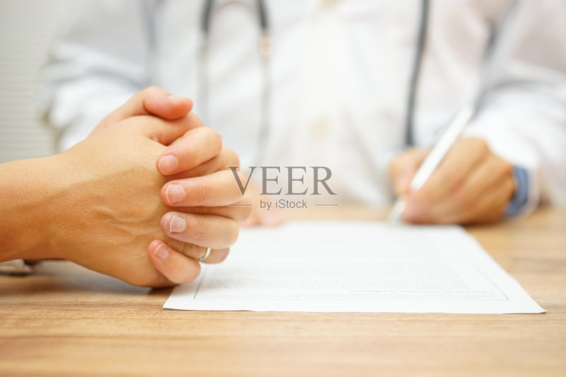 由有关妇女递交医生的医疗报告正版图片素材