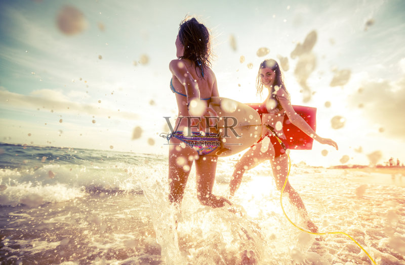 女士们冲浪正版图片素材