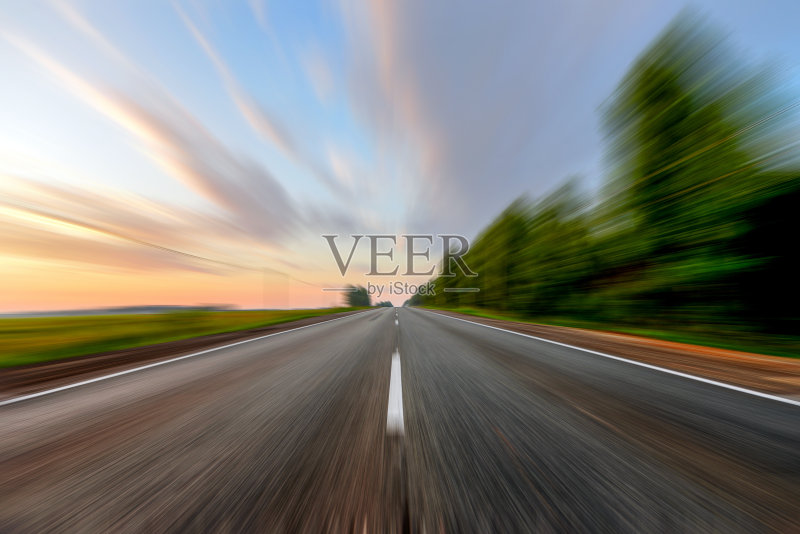 沿着这条路正版图片素材