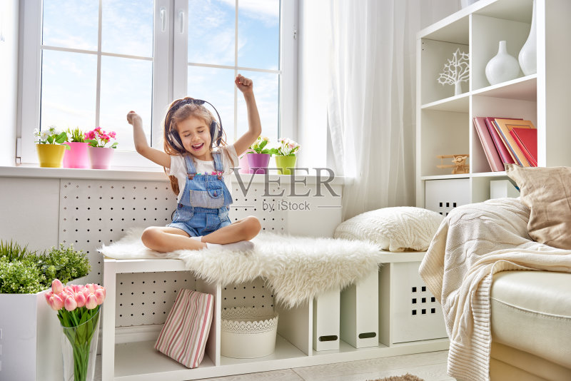 听音乐的女孩正版图片素材