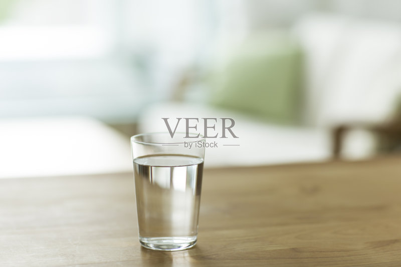 装水的玻璃杯正版图片素材