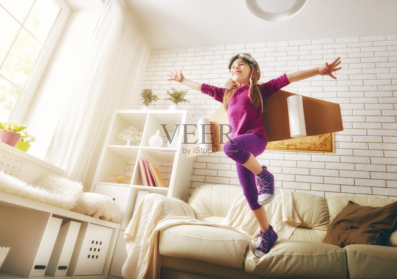 孩子穿着太空服玩耍正版图片素材