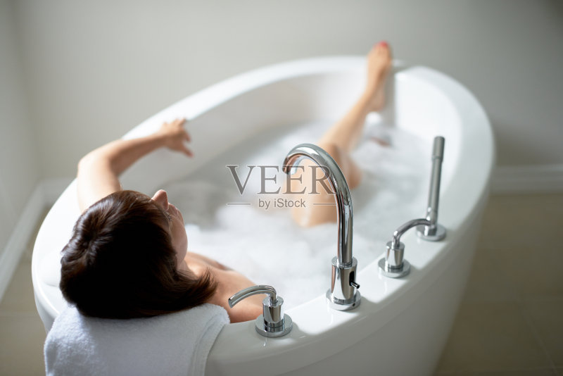 一个平静的成熟女人在浴缸的俯视图正版图片素材