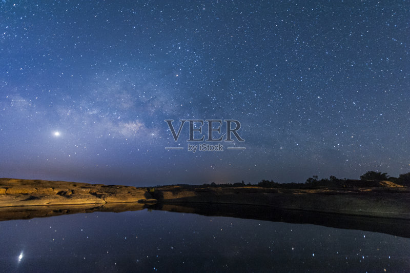 繁星满天的夜空正版图片素材